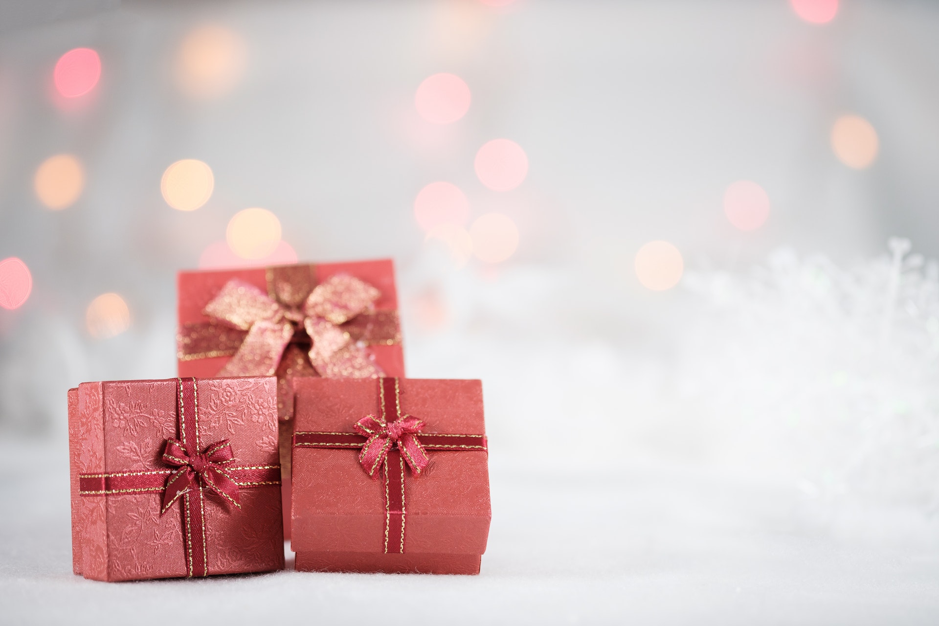 Idei de cadouri de Crăciun pentru cei dragi: bijuterii și obiecte prețioase 