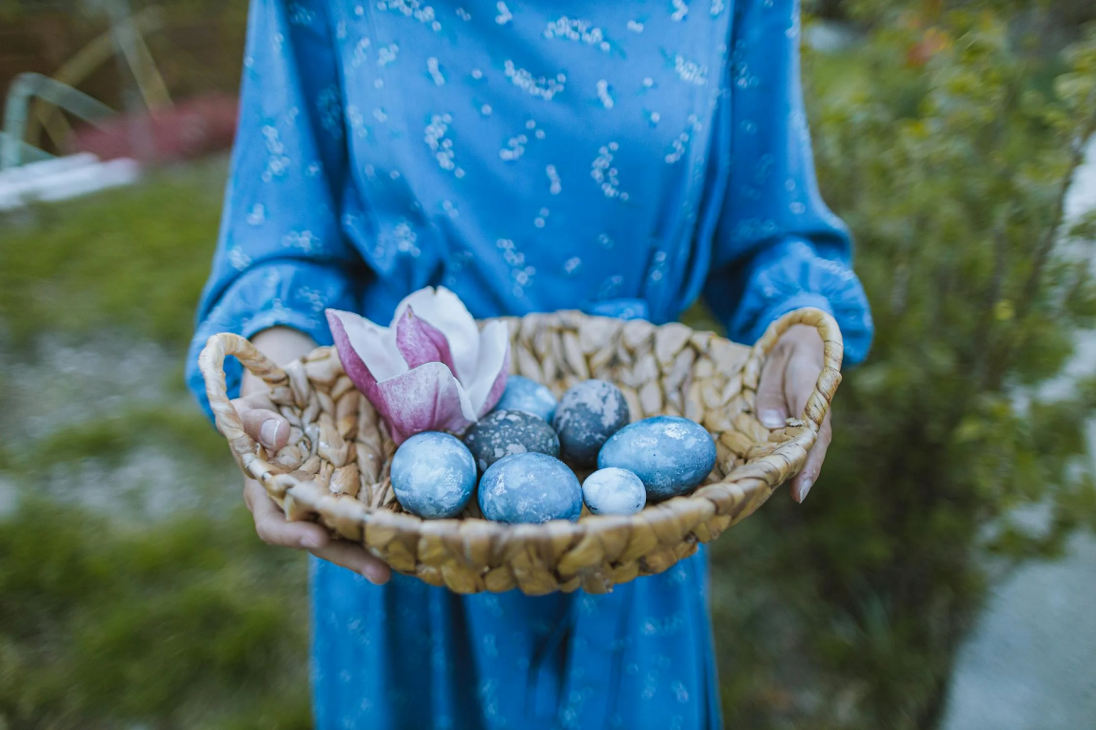Ținute de Paște. 3 idei potrivite pentru femei și accesoriile de care ai nevoie